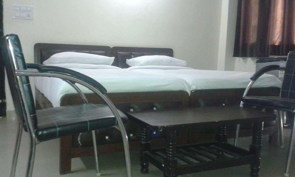 Charanpahari Hotel New Delhi Room photo