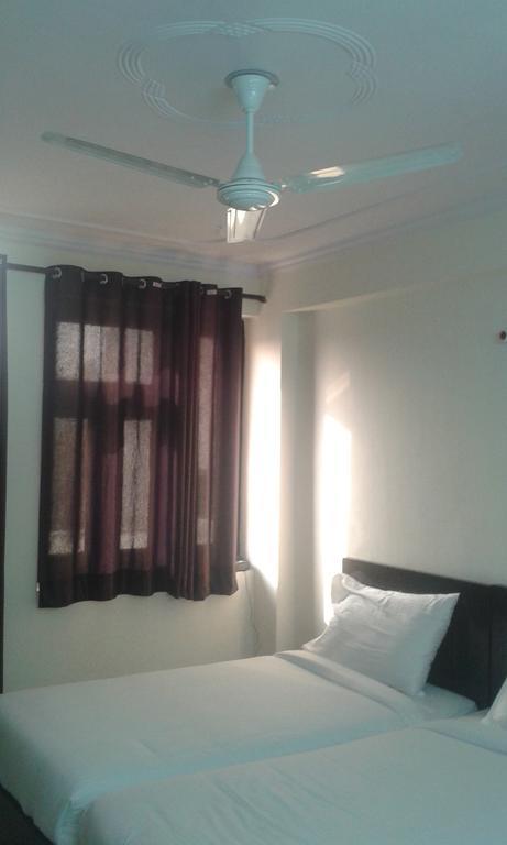 Charanpahari Hotel New Delhi Exterior photo
