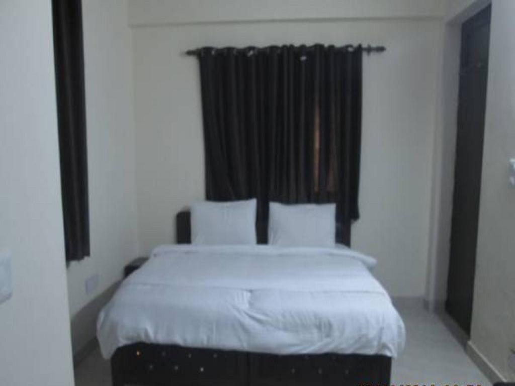 Charanpahari Hotel New Delhi Room photo