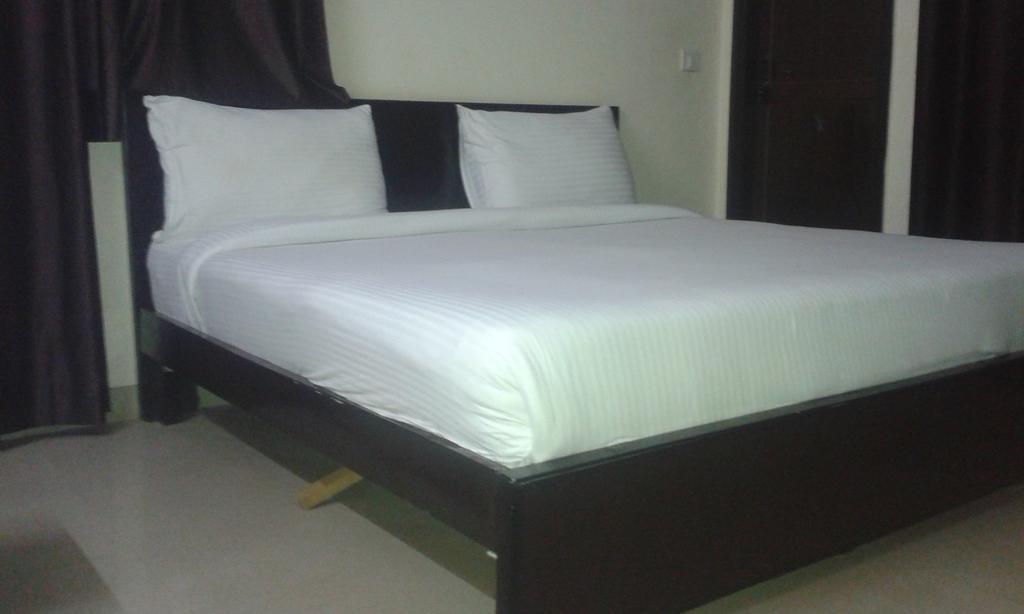 Charanpahari Hotel New Delhi Room photo