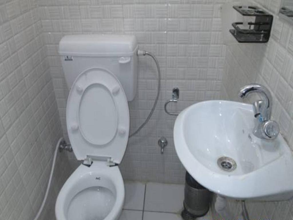 Charanpahari Hotel New Delhi Room photo