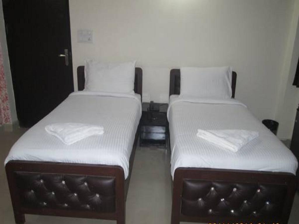 Charanpahari Hotel New Delhi Exterior photo