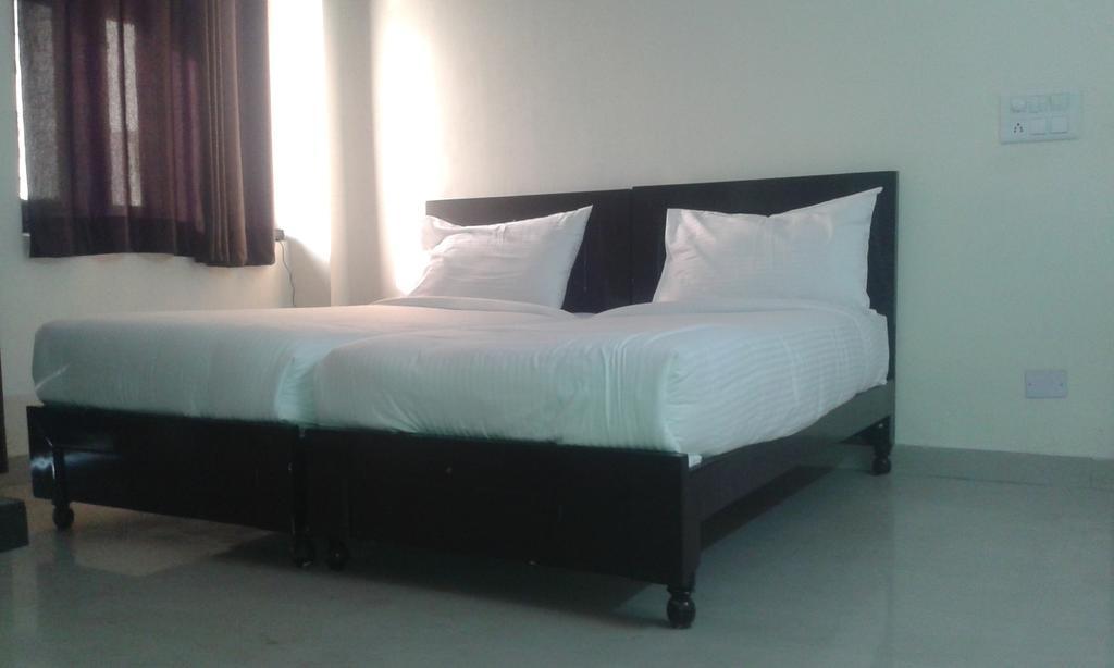 Charanpahari Hotel New Delhi Room photo