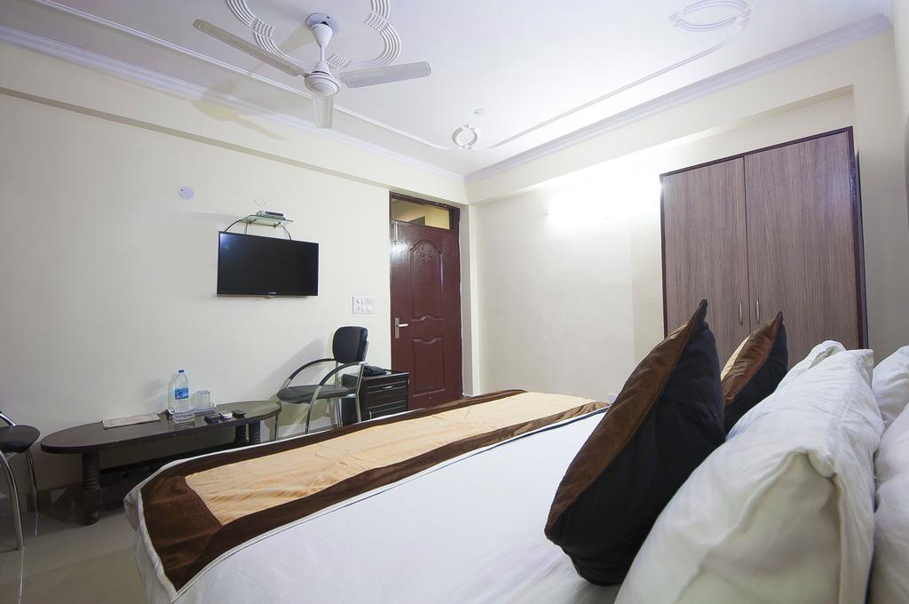 Charanpahari Hotel New Delhi Exterior photo