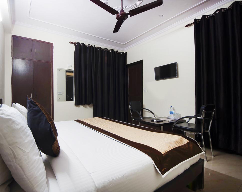 Charanpahari Hotel New Delhi Exterior photo
