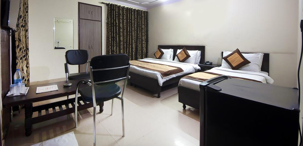 Charanpahari Hotel New Delhi Exterior photo