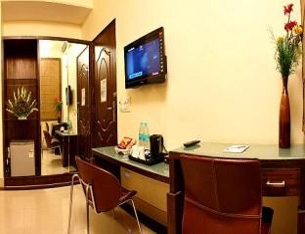 Charanpahari Hotel New Delhi Exterior photo