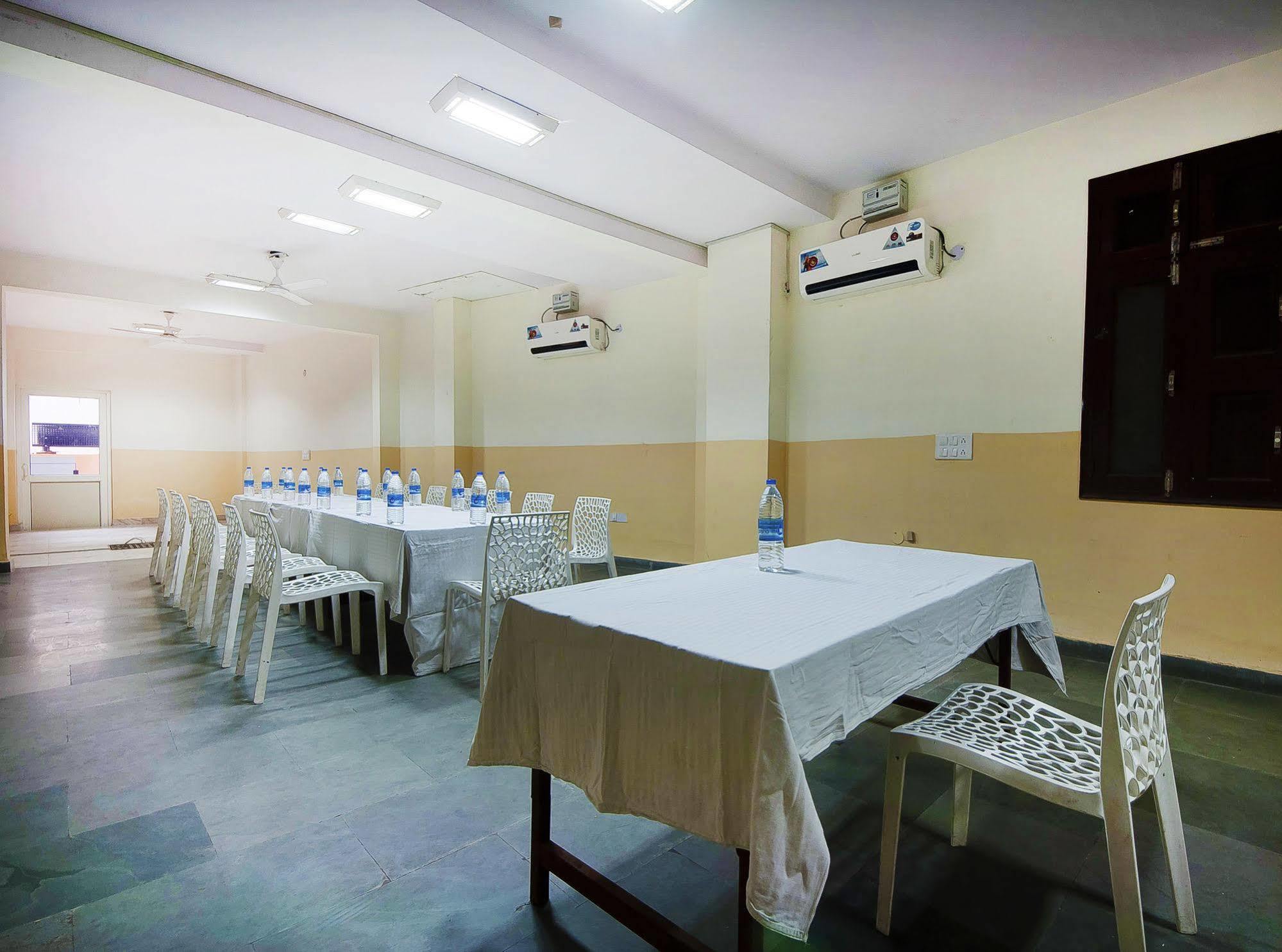 Charanpahari Hotel New Delhi Exterior photo