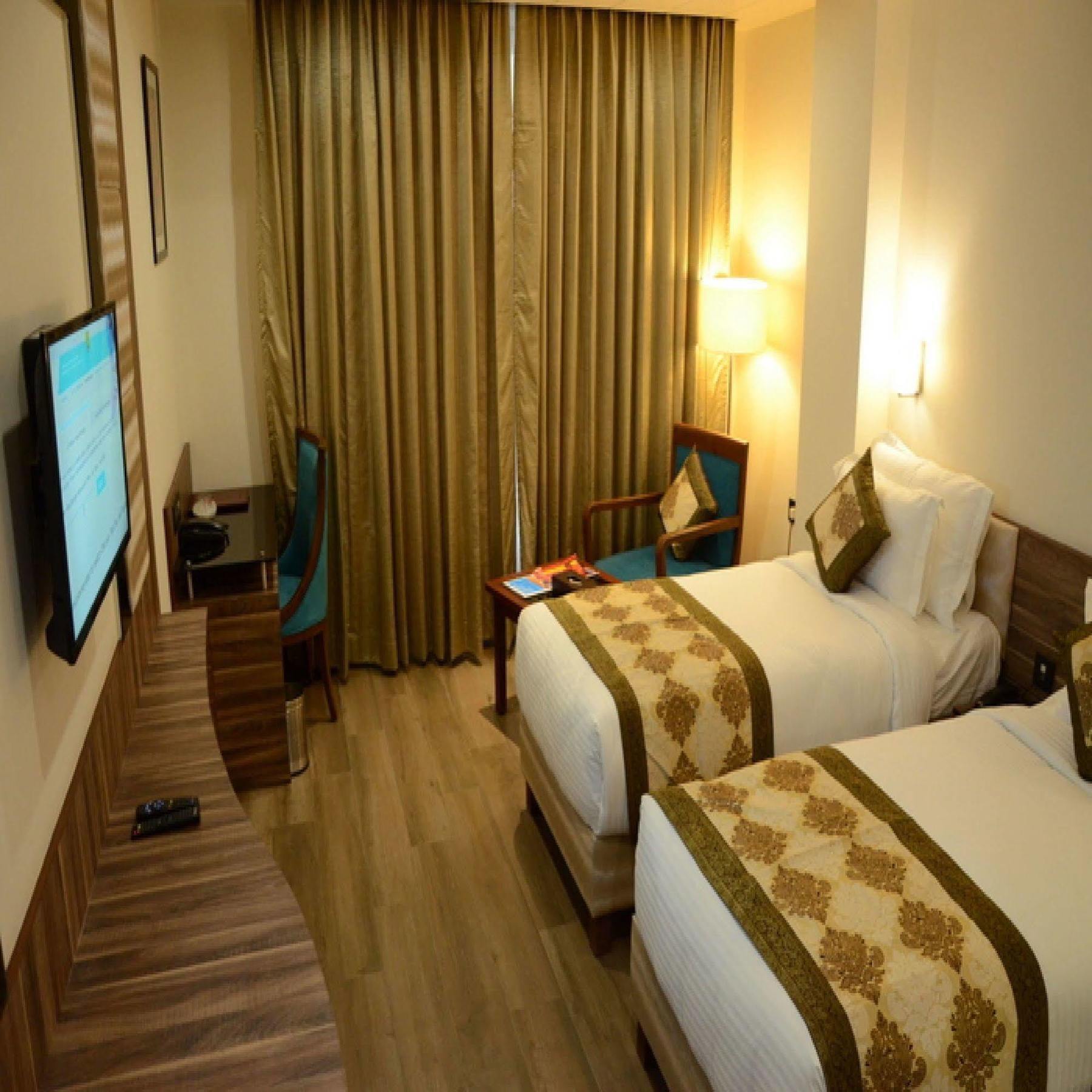 Charanpahari Hotel New Delhi Exterior photo
