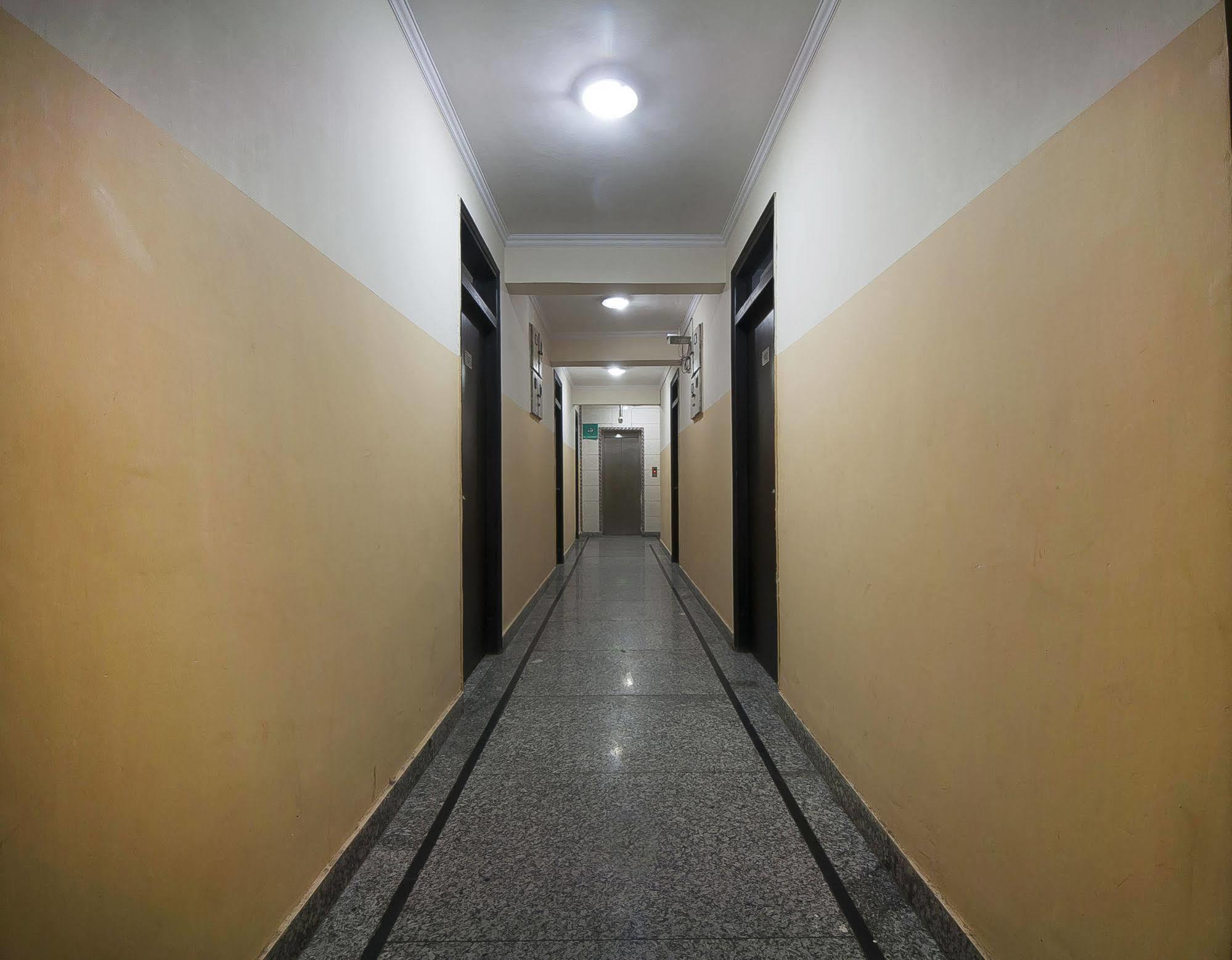 Charanpahari Hotel New Delhi Exterior photo