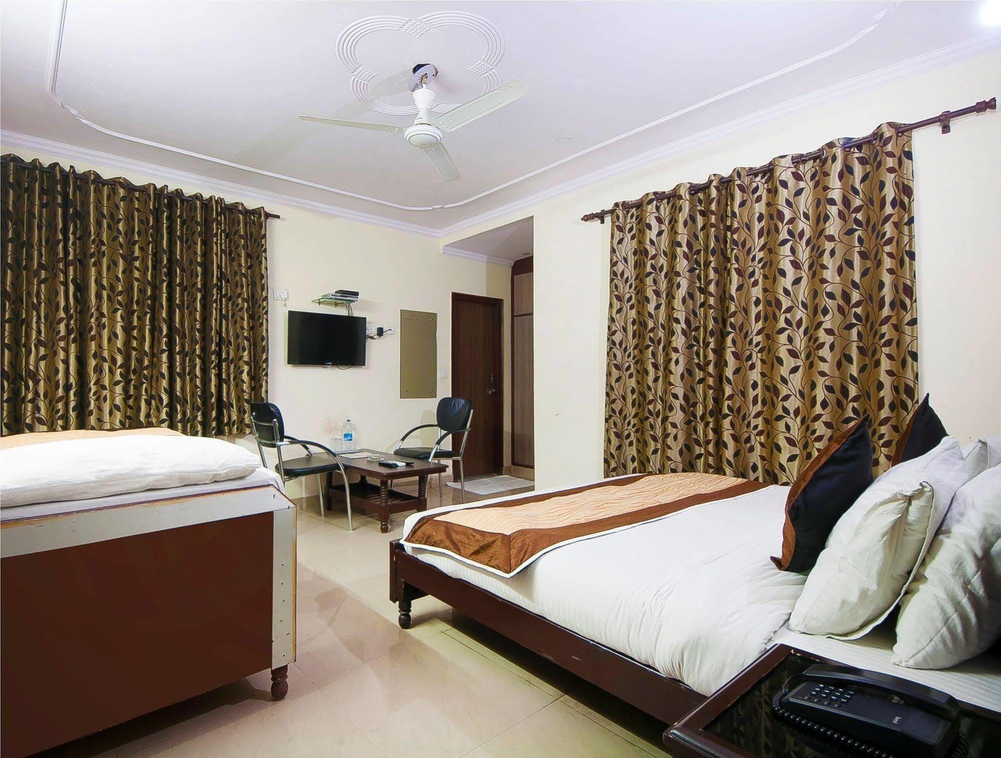 Charanpahari Hotel New Delhi Exterior photo