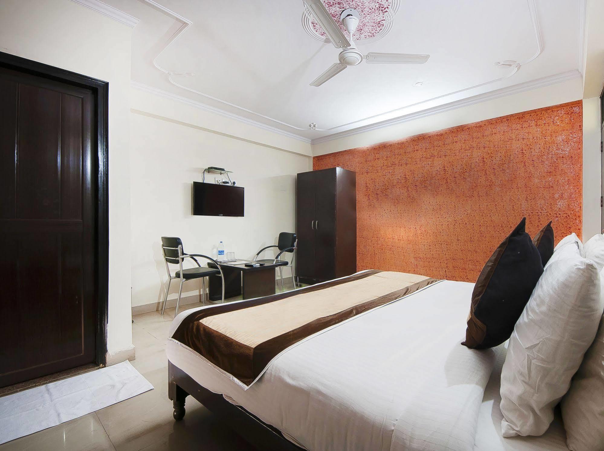 Charanpahari Hotel New Delhi Exterior photo