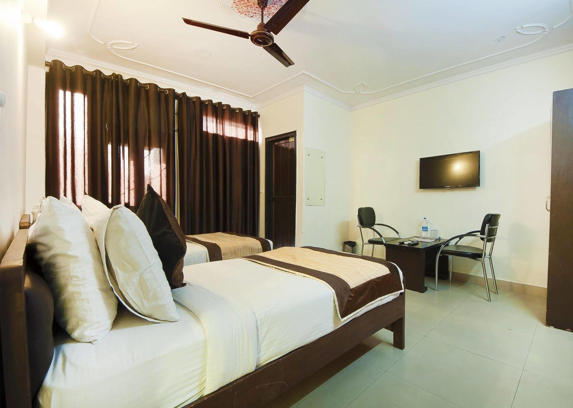 Charanpahari Hotel New Delhi Exterior photo