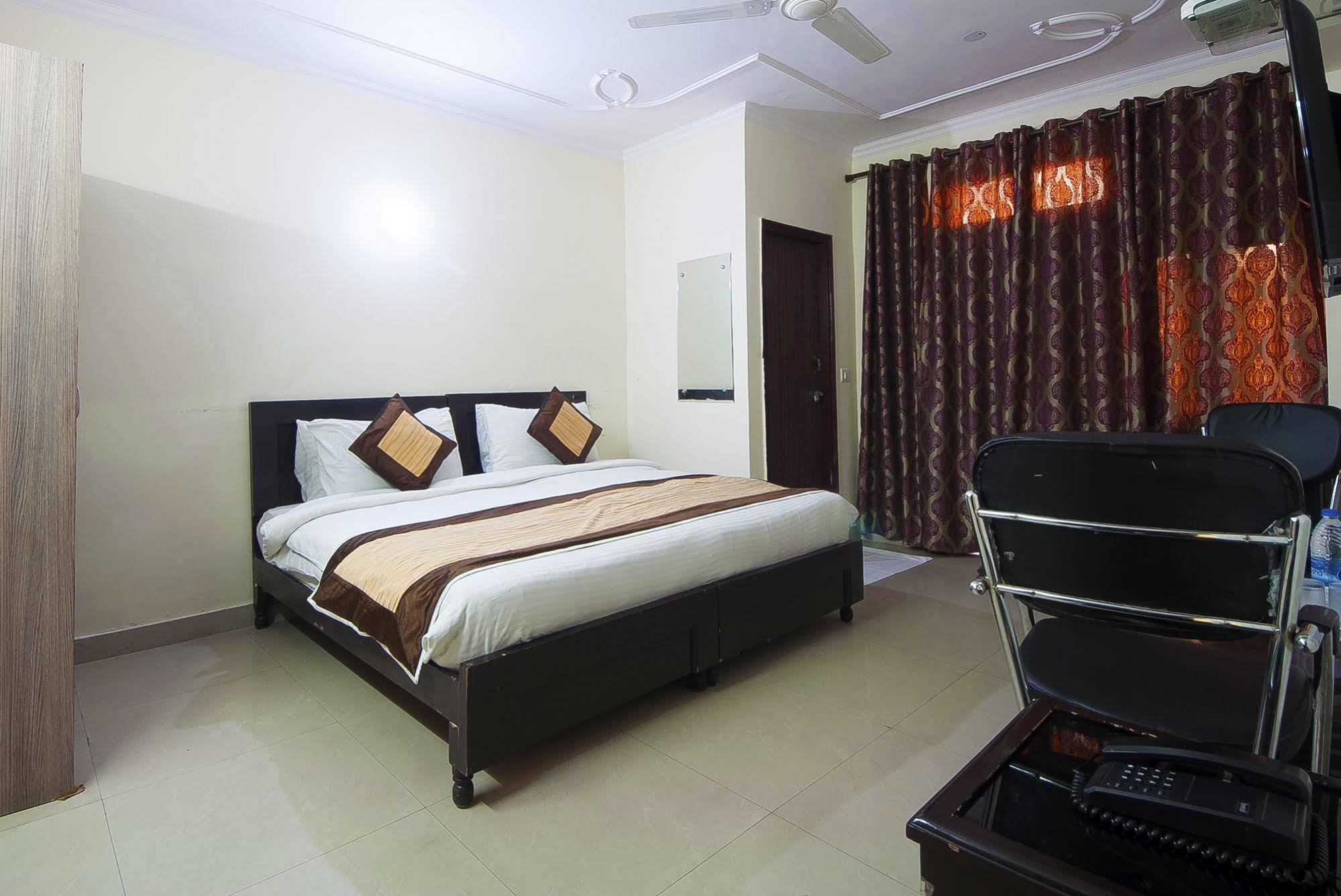Charanpahari Hotel New Delhi Exterior photo