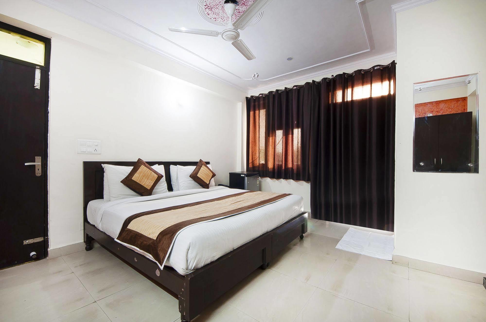Charanpahari Hotel New Delhi Exterior photo