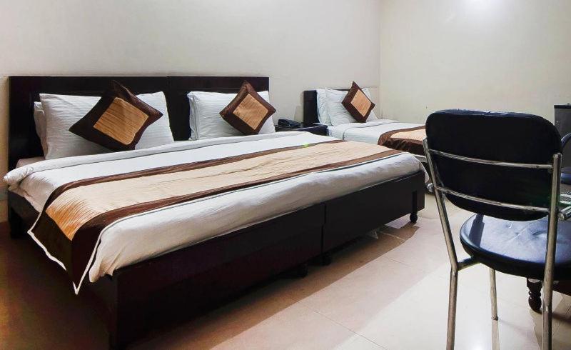 Charanpahari Hotel New Delhi Exterior photo
