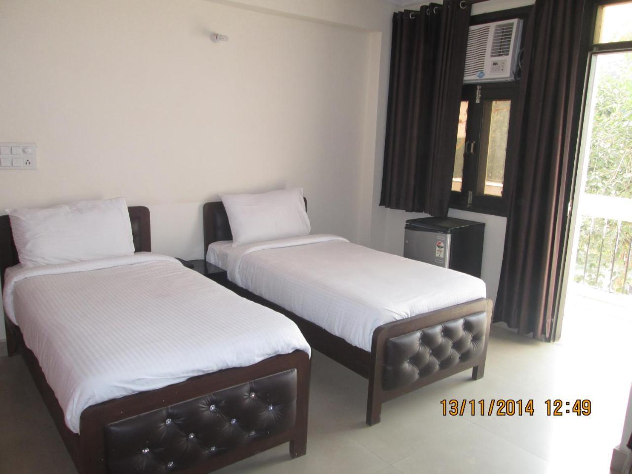 Charanpahari Hotel New Delhi Exterior photo