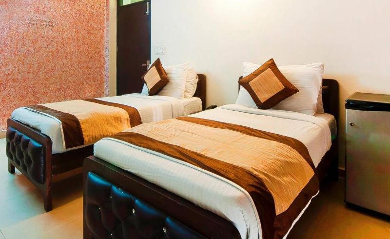 Charanpahari Hotel New Delhi Exterior photo