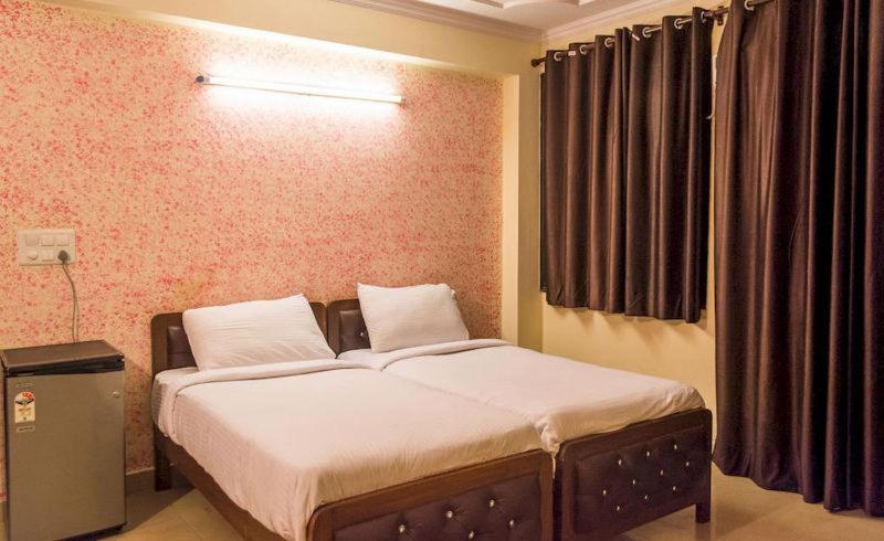 Charanpahari Hotel New Delhi Exterior photo