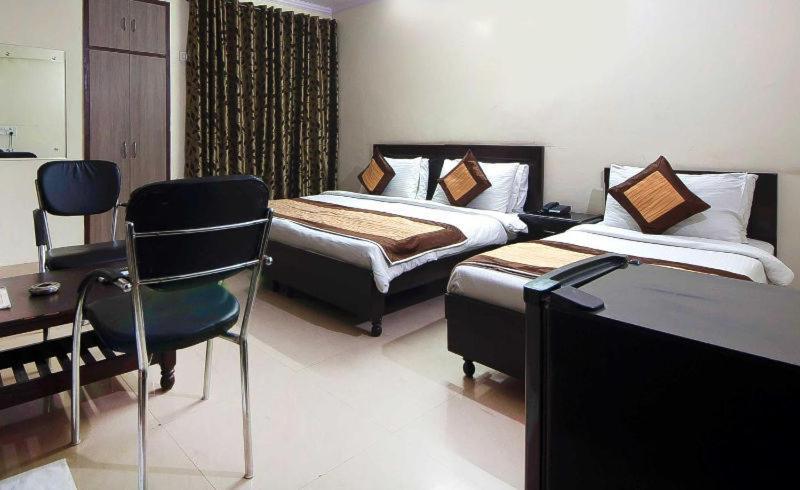 Charanpahari Hotel New Delhi Exterior photo