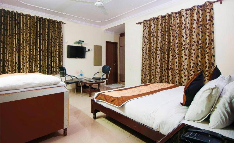 Charanpahari Hotel New Delhi Exterior photo