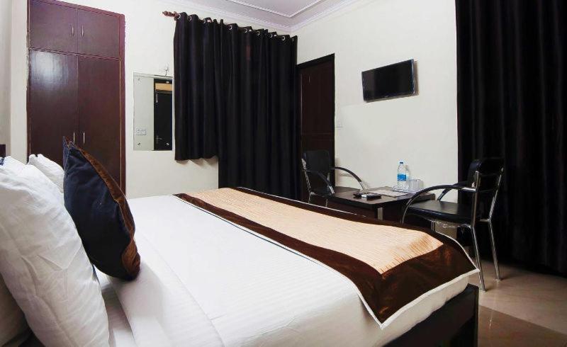 Charanpahari Hotel New Delhi Exterior photo